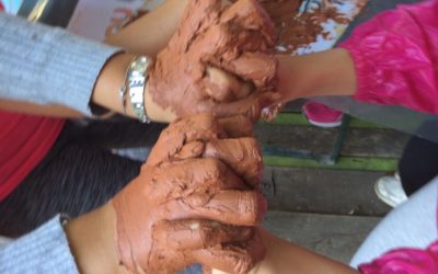 les mains dans la terre